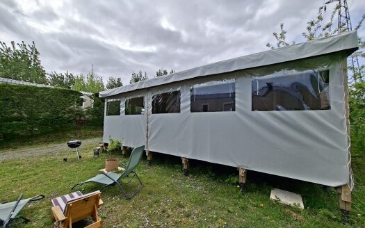 TRIGANO Nest 35.3 de 2024 bardage imitation bois avec terrasse fermée , 3 chambres