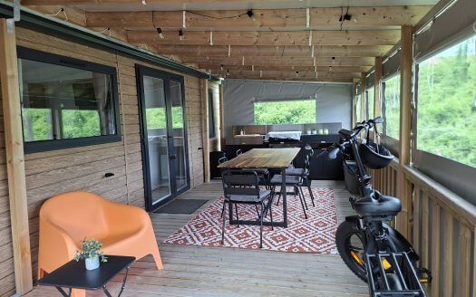 TRIGANO Nest 35.3 de 2024 bardage imitation bois avec terrasse fermée , 3 chambres