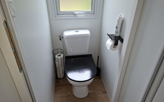 TRIGANO Nest 35.3 de 2024 bardage imitation bois avec terrasse fermée , 3 chambres