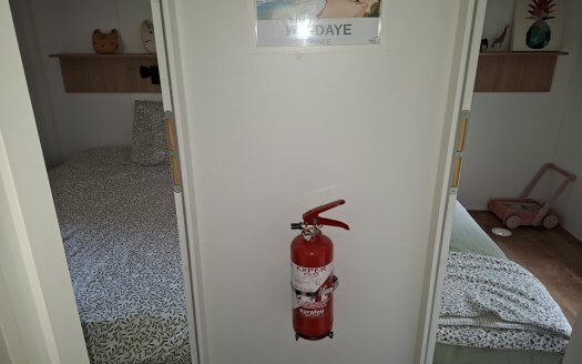 TRIGANO Nest 35.3 de 2024 bardage imitation bois avec terrasse fermée , 3 chambres