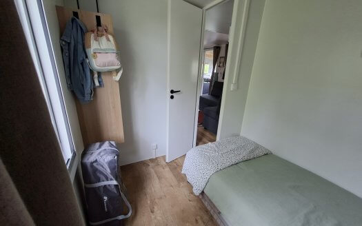 TRIGANO Nest 35.3 de 2024 bardage imitation bois avec terrasse fermée , 3 chambres