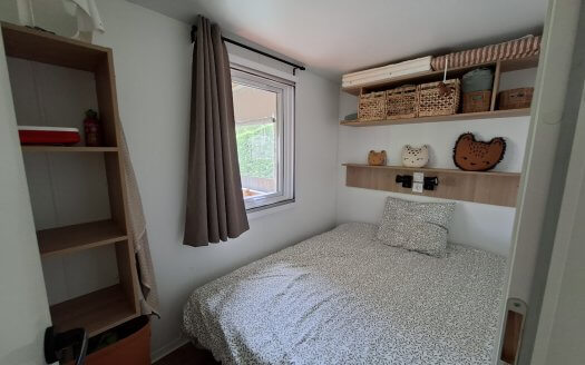 TRIGANO Nest 35.3 de 2024 bardage imitation bois avec terrasse fermée , 3 chambres