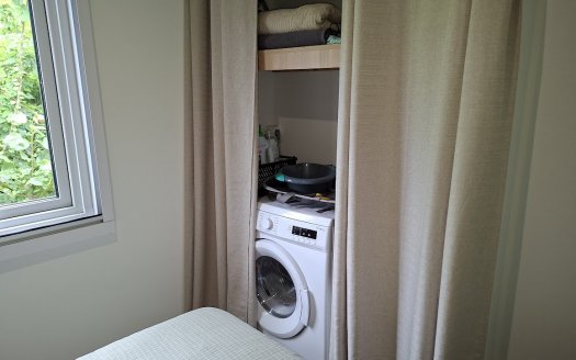 TRIGANO Nest 35.3 de 2024 bardage imitation bois avec terrasse fermée , 3 chambres