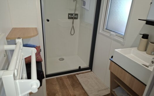 TRIGANO Nest 35.3 de 2024 bardage imitation bois avec terrasse fermée , 3 chambres